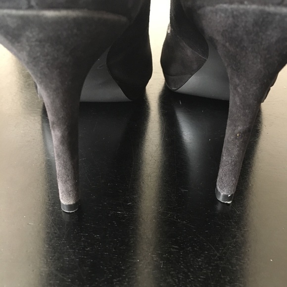 Black suade TAHARI heels - Picture 5 of 7